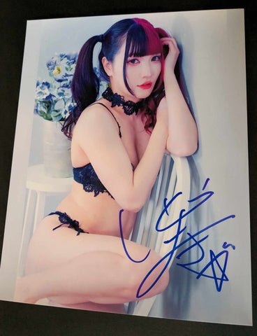 Maki Itoh Pose 2 Signed Photo COA