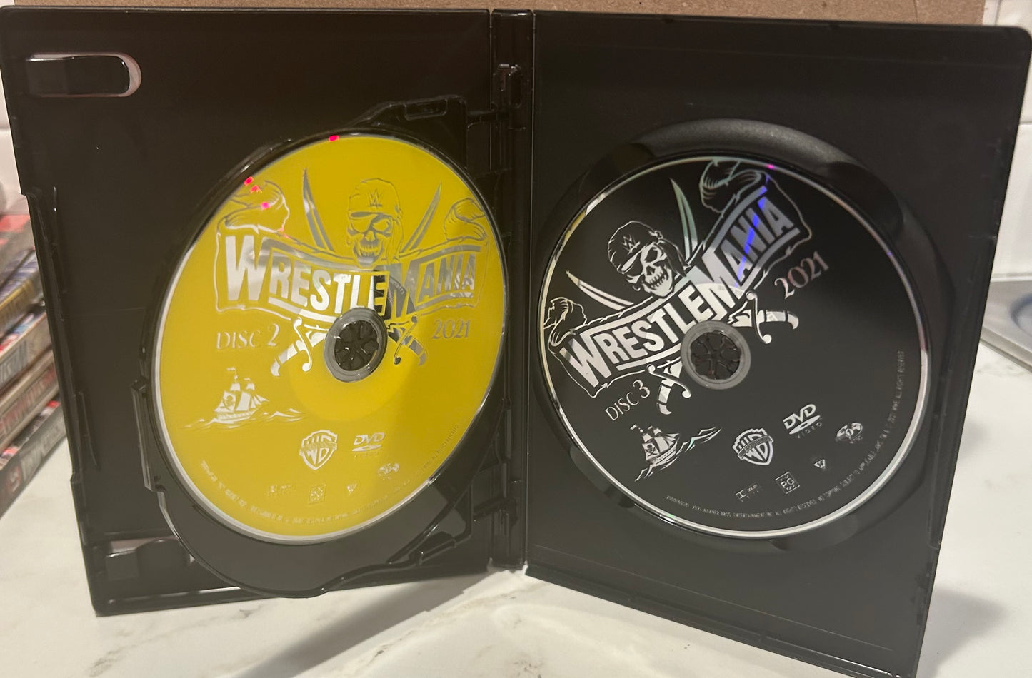 + WWE DVD “Wrestlemania 37” (3-Disc Set)