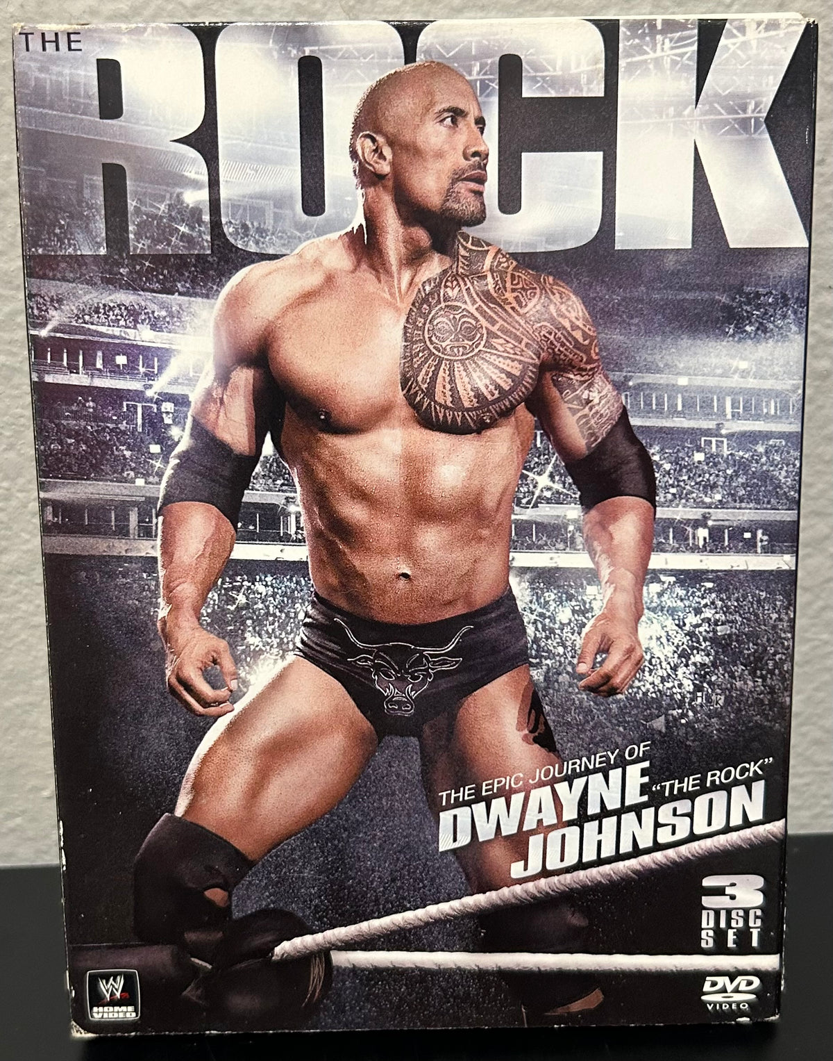 + WWE DVD “The Epic Journey of Dwayne The Rock Johnson” (3-Disc Set)