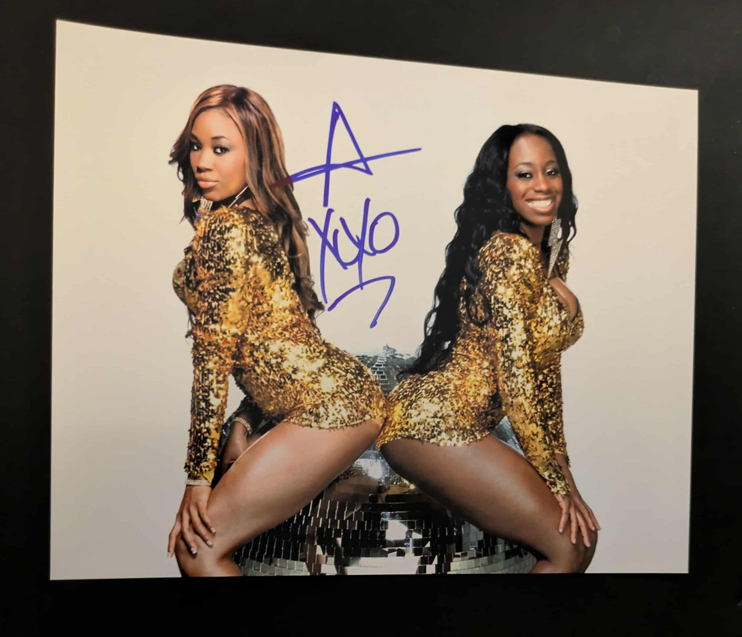 Ariane Andrew (Cameron) Pose 2 Signed Photo COA