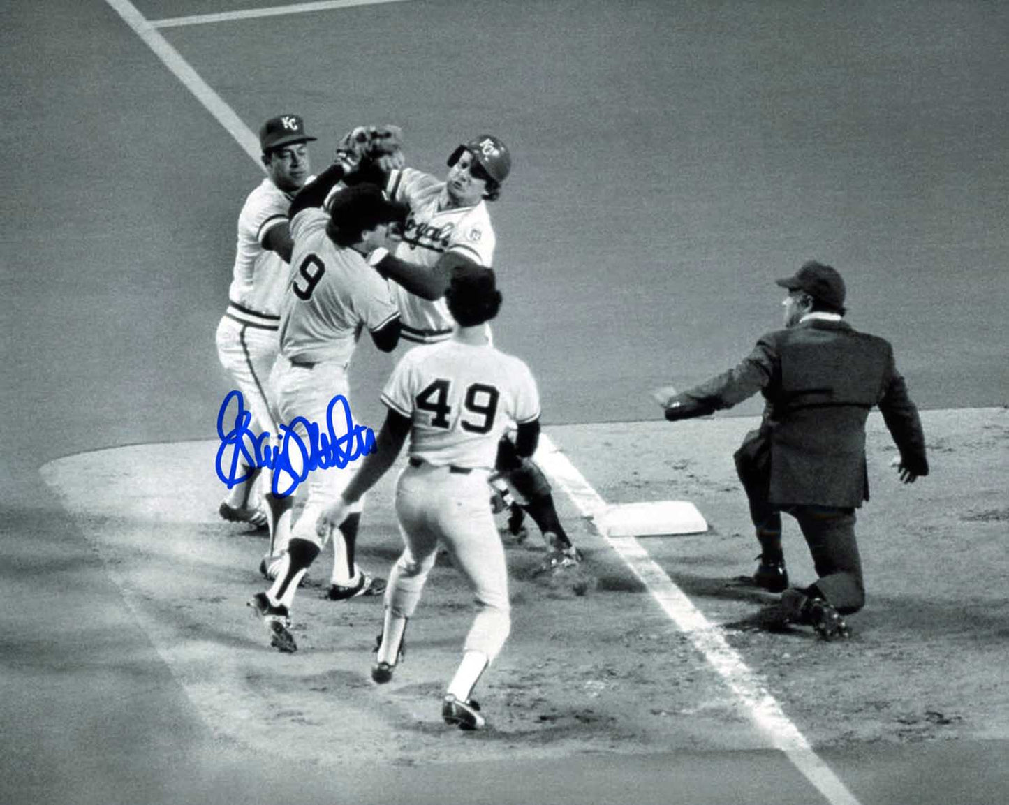 Graig Nettles (George Brett Fight) Pose 2 Signed Photo COA